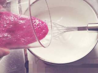 7、火龙果慕斯杯,依次将火龙果汁，吉利丁水倒入淡奶油中