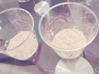 9、火龙果慕斯杯,在杯子底部平铺少许饼干碎