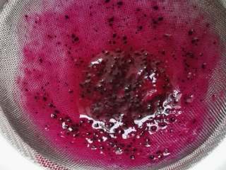 11、火龙果慕斯杯,镜面制作：用5克吉利丁粉放入10克水中融化搅拌，再倒入预留的火龙果汁中往顺时针方向搅拌，然后过滤