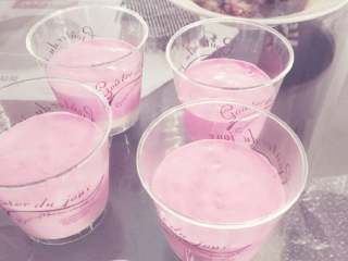 10、火龙果慕斯杯,将奶油倒入杯子中，轻轻振几下，把气泡振出来，再放入冰箱