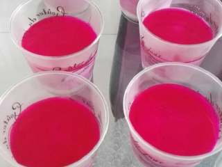 12、火龙果慕斯杯,再倒入慕斯杯中