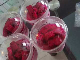 13、火龙果慕斯杯,放入火龙果，再放入冰箱冷藏3～4小时即可食用咯????