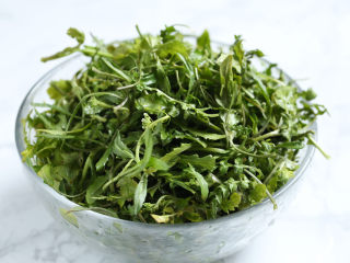 1、荠菜春笋炒年糕,荠菜择去老根、黄叶，洗净。