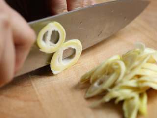 2、荠菜春笋炒年糕,春笋去壳洗净切片待用。