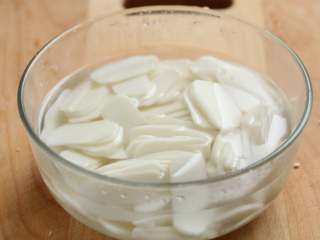 3、荠菜春笋炒年糕,年糕切片后，冷水中浸一会儿。