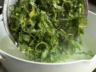 4、荠菜春笋炒年糕,荠菜放入沸水中焯水，荠菜变软，颜色变深变绿了即可捞出。