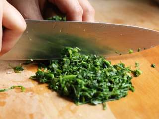 5、荠菜春笋炒年糕,荠菜用凉水冲凉，挤干水分，切成细末待用。