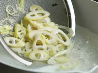 6、荠菜春笋炒年糕,春笋也放入沸水中焯烫一二分钟，捞出沥水待用。