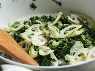 8、荠菜春笋炒年糕,放入春笋片翻炒20秒。