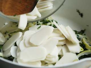 9、荠菜春笋炒年糕,加入年糕片，转中小火翻炒至年糕变软，大约1分钟，可在炒制过程中少量加些水