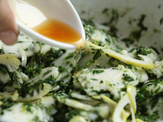 11、荠菜春笋炒年糕,淋入芝麻香油，翻炒均匀即可。