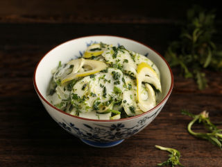 12、荠菜春笋炒年糕,美味的荠菜炒年糕就完成了。