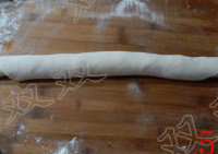 5、黑芝麻肉松饼 ,自底部卷起