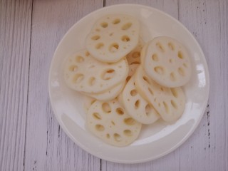 1、香炸藕盒,先准备些藕片