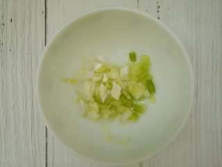 3、香炸藕盒,切葱花碎