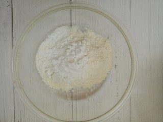 12、香炸藕盒,然后调面糊,放15g面粉,15g淀粉