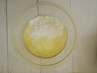 13、香炸藕盒,打入一个蛋清