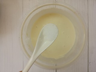 14、香炸藕盒,然后放30g水,调匀,再加半勺盐