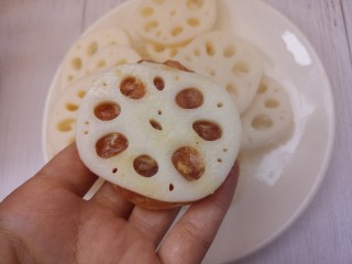 17、香炸藕盒,然后把调好的肉馅用两片藕片夹住