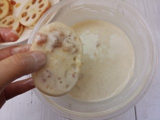 18、香炸藕盒,然后再面糊里滚一圈