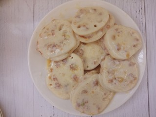 19、香炸藕盒,把藕片都这样裹上面糊