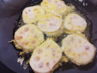 21、香炸藕盒,油温六成熟就可以下藕片炸