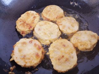 22、香炸藕盒,炸至两面金黄色,微微有点焦,就可以了