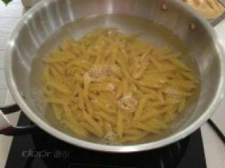 2、肉酱焗意大利面,意大利面煮到8成熟~记得要在煮面的水里洒上1汤匙的盐，这样出来的面更劲道~