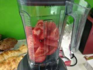 3、肉酱焗意大利面,蒜和洋葱都切末~西红柿打碎~