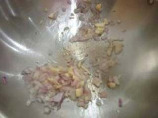 4、肉酱焗意大利面,锅里下底油~之后下蒜和洋葱，爆炒出香味后下肉末~