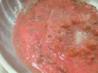 5、肉酱焗意大利面,肉末炒熟后把除了芝士以外的所有材料都下进去~收汁收到酱状就可以了~