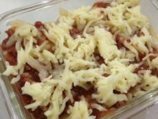 6、肉酱焗意大利面,之后最底下铺一层面~之后一层酱~再一层面~再一层酱~最后一层芝士~