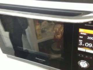 7、肉酱焗意大利面,烤箱200度预热后~把意面放入烤8-10分钟~