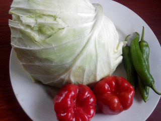1、双椒炒包菜,食材备齐，洗净