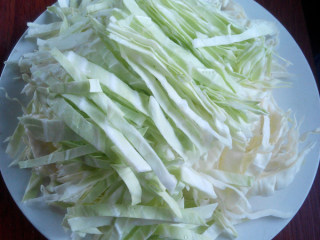 2、双椒炒包菜,包菜切条