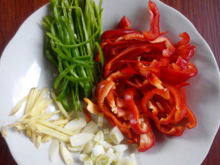 3、双椒炒包菜,青红椒切丝