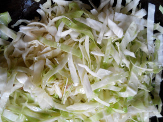 5、双椒炒包菜,下入包菜，大火煸炒至变软