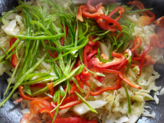 6、双椒炒包菜,加入青红椒丝，盐，翻炒