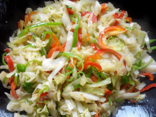 7、双椒炒包菜,翻炒至青红椒颜色变深，即可盛出装盘