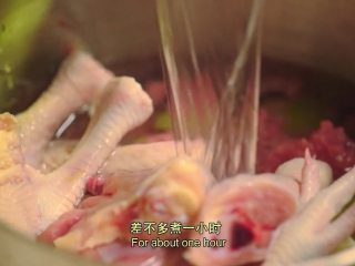 1、那不勒斯松枝饺子,胡萝卜、芹菜、洋葱切丁和一半的牛肉馅以及一起放入锅里煮一小时，形成高汤