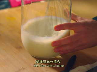 2、那不勒斯松枝饺子,取一个发酵的罐子，加牛奶和开菲尔（乳酸菌），搅拌至充分混合，盖上盖子放冰箱24小时（最好提前一天准备）