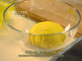 3、那不勒斯松枝饺子,面粉倒在桌上，蛋取蛋黄，和面粉混合，揉好面团，盖上布。放一边饧发十五分钟