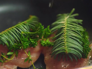 5、那不勒斯松枝饺子,拌馅：锅里倒橄榄油，鸡脯肉加盐、黑胡椒、欧芹、百里香、松枝、蒜碎放进去煎