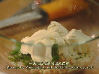 6、那不勒斯松枝饺子,煎好后，鸡肉切碎，再加一些帕玛森干酪、欧芹、胡椒，加入提前做好的奶酪，搅拌均匀