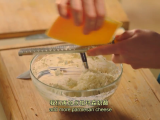 7、那不勒斯松枝饺子,搅拌一会后，再加一些盐和帕玛森奶酪