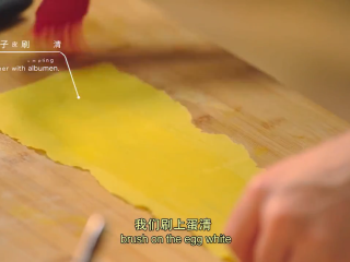 8、那不勒斯松枝饺子,面团擀皮，在皮上刷蛋清，然后切好方片