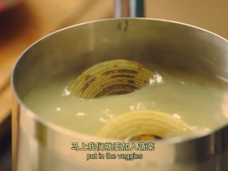11、那不勒斯松枝饺子,汤汁过滤后加入芹菜、百里香、法香、松枝。将洋葱片、胡萝卜片用喷枪烤至焦糊也放入汤汁中，中火炖煮