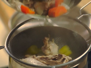 10、那不勒斯松枝饺子,另取一锅，放上漏勺，过滤之前的汤