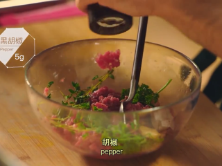 12、那不勒斯松枝饺子,取一半牛肉馅，放入欧芹、百里香、波特酒、盐、黑胡椒、蒜、帕玛森干酪、蛋清、松针搅拌均匀