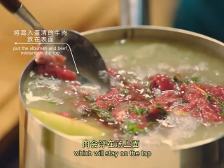 13、那不勒斯松枝饺子,放入汤汁中，小火煮一个小时，再关火，煮半小时